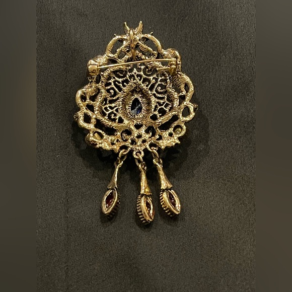 Elegant Multicolor Golden-Tone Metalwork Gemstone Brooch - Picture 2 of 3